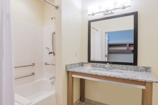 DAYS INN BY WYNDHAM CADIZ (Cadiz)